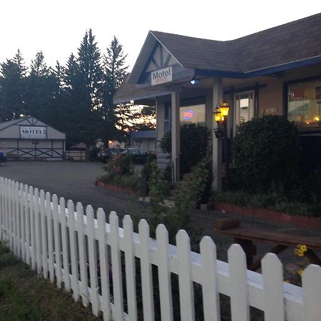 Blue Mountain Motel Pincher Creek Exterior foto