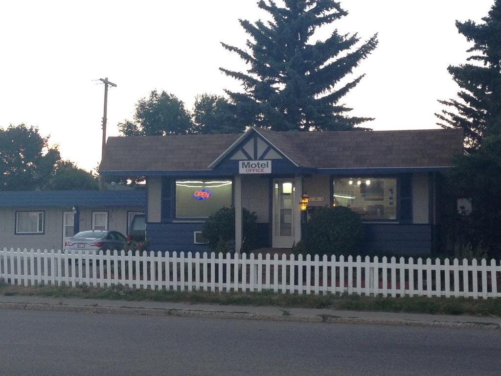 Blue Mountain Motel Pincher Creek Exterior foto