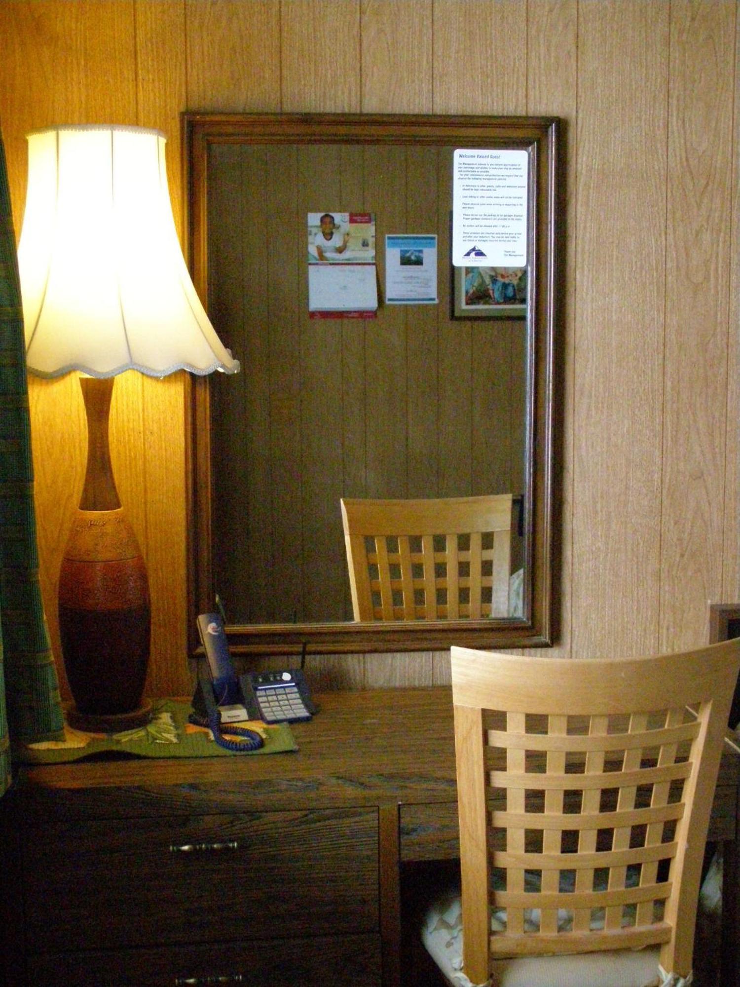 Blue Mountain Motel Pincher Creek Exterior foto