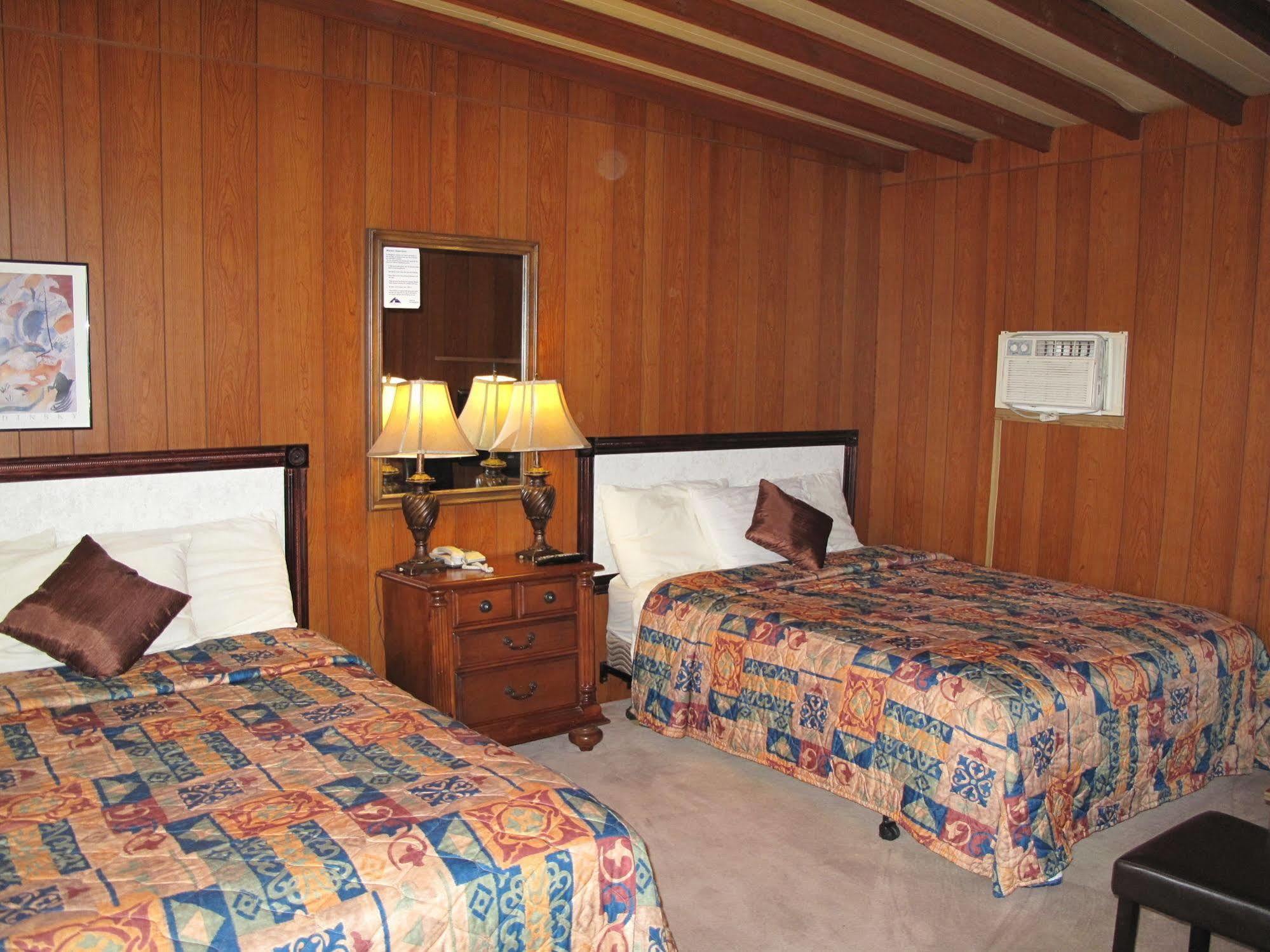 Blue Mountain Motel Pincher Creek Exterior foto