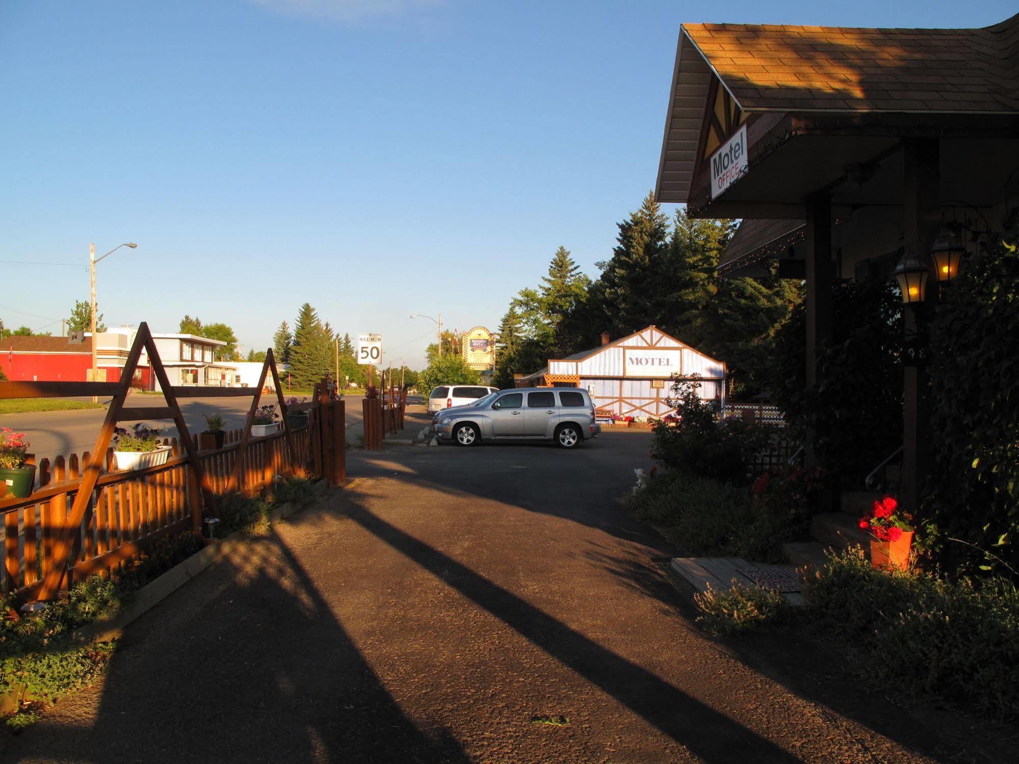 Blue Mountain Motel Pincher Creek Exterior foto